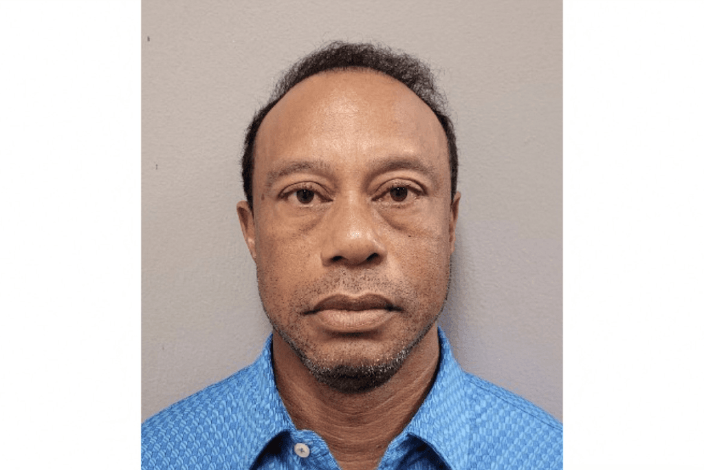Tiger Woods says was looking at phone before crash – Accident Report